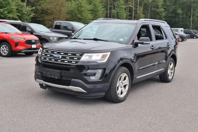 Used 2017 Black Ford XLT image 3