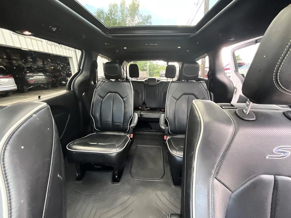 Used 2024 White Chrysler Limited image 37