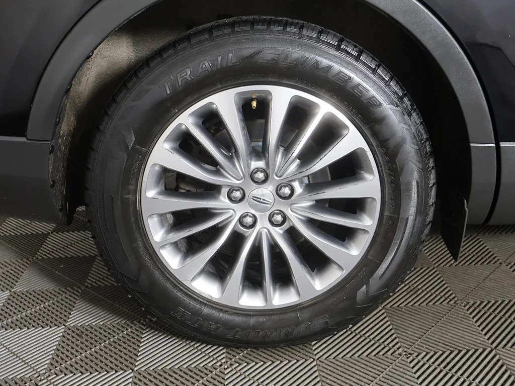 Used 2017 Black Lincoln Select image 19
