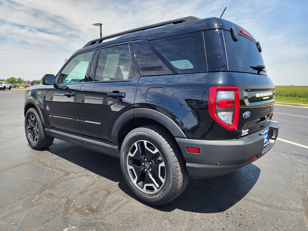 Used 2023 Shadow Black Ford Outer Banks image 7