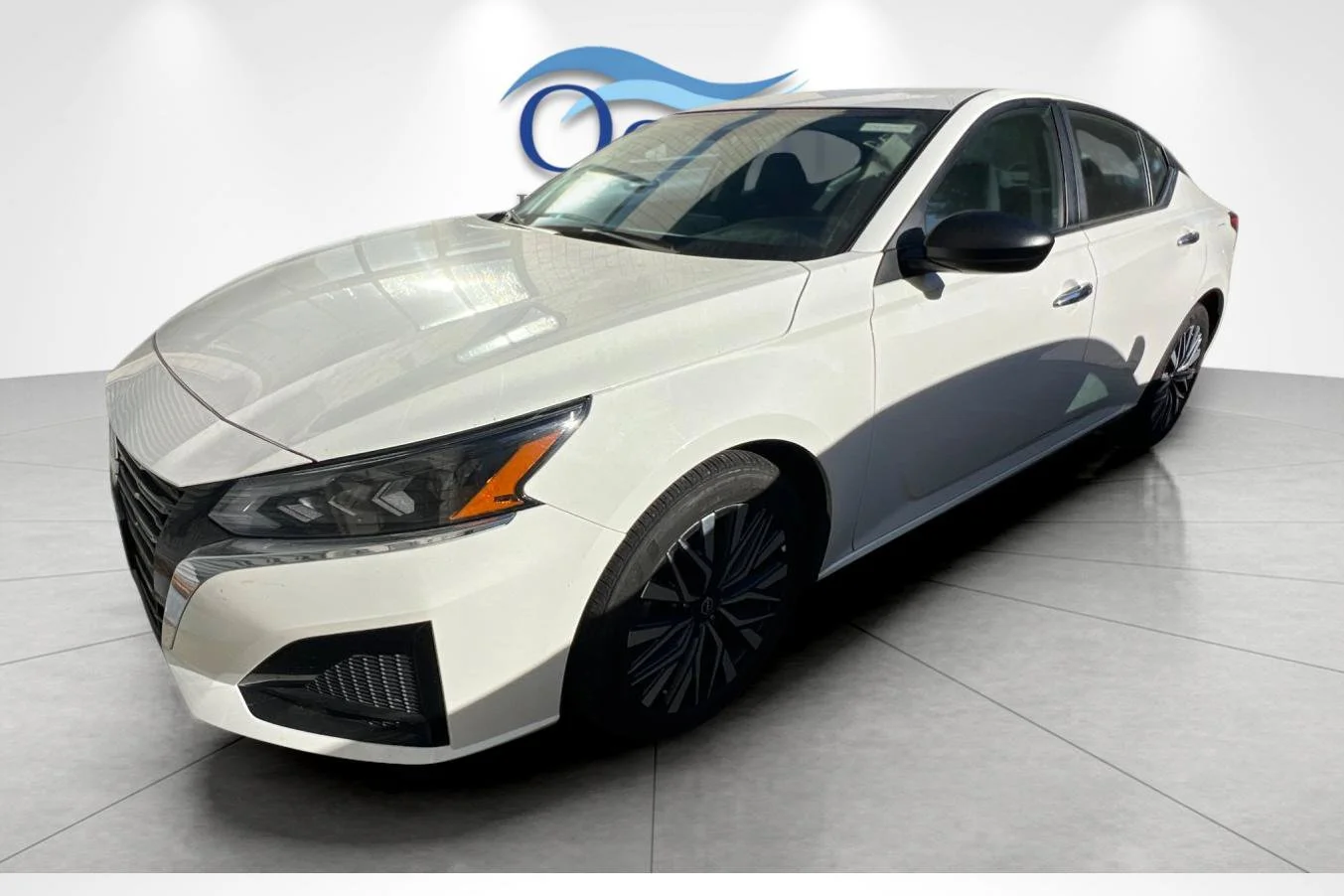 Used 2025 Glacier White Nissan 2.5 SV image 2
