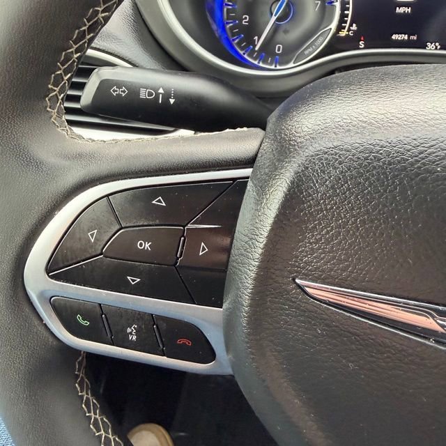 Used 2025  Chrysler Select image 18