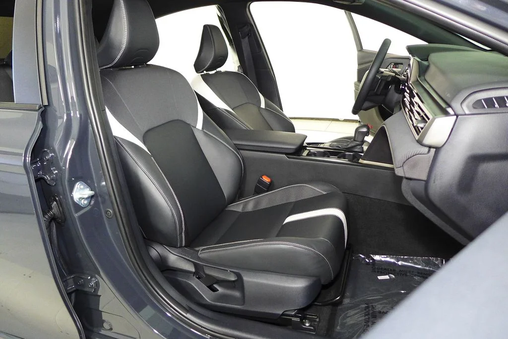 Used 2025  Toyota SE image 18