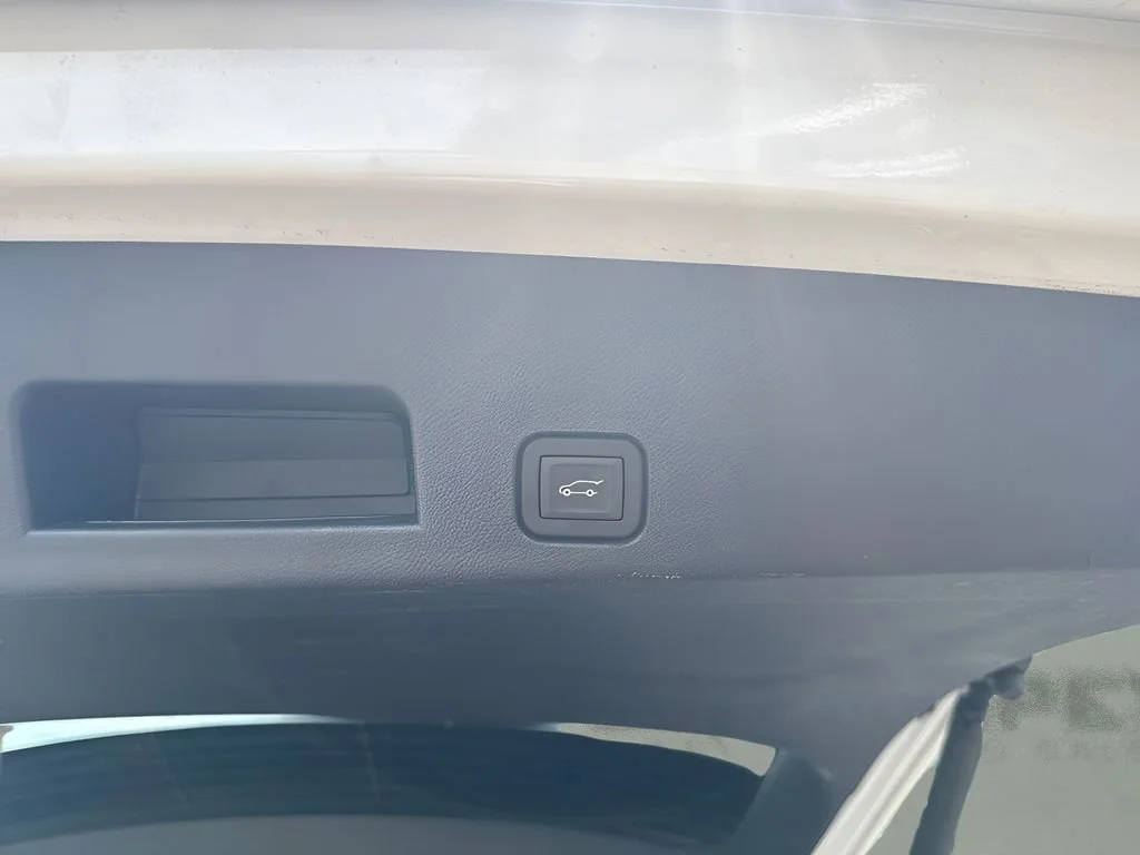 Used 2024 Summit White GMC Elevation image 32