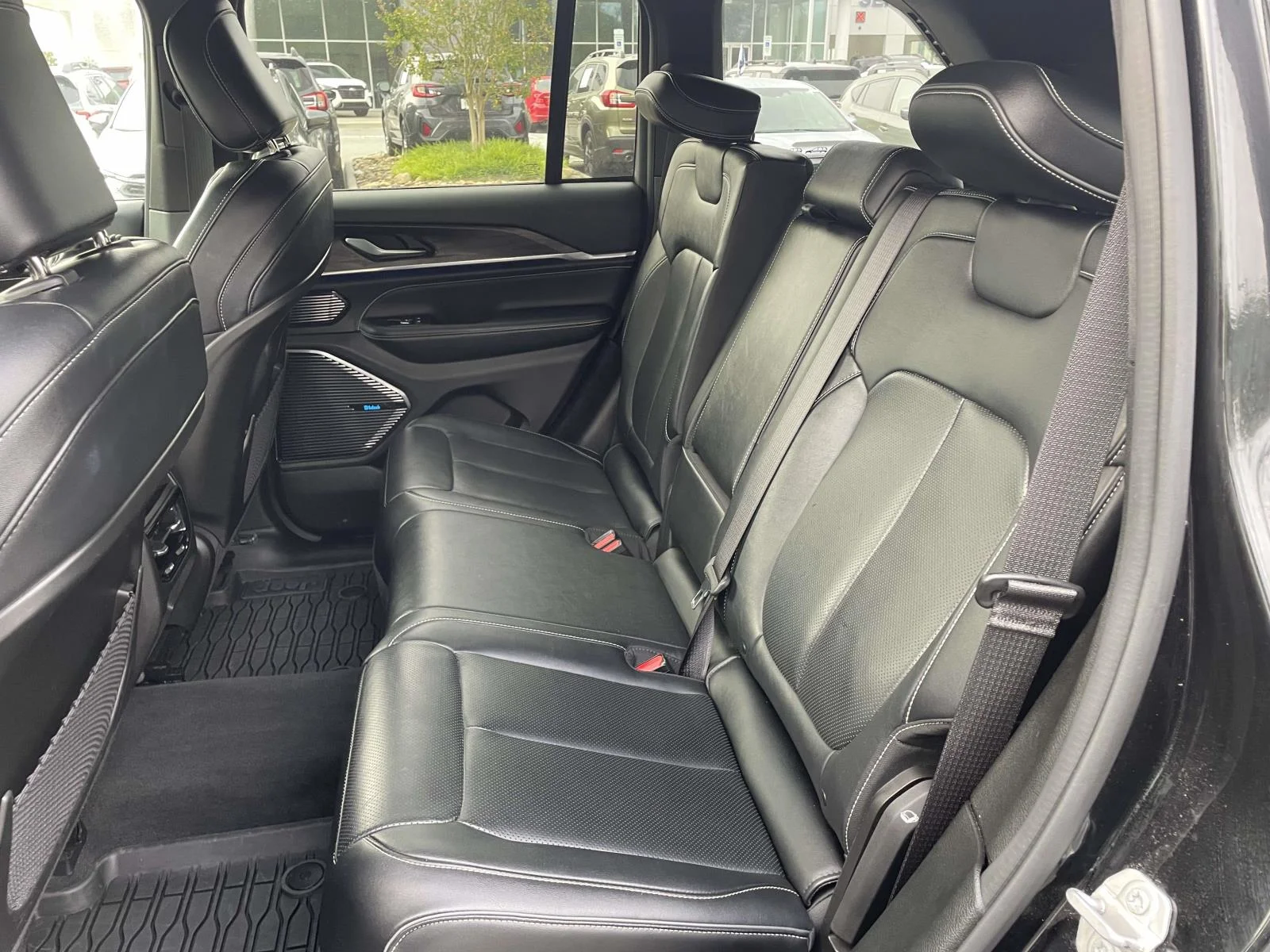 Used 2022 Diamond Black Crystal Pearlcoat Jeep Overland image 3