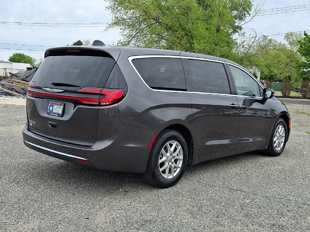 Used 2023 Granite Crystal Metallic Clearcoat Chrysler Touring L image 12
