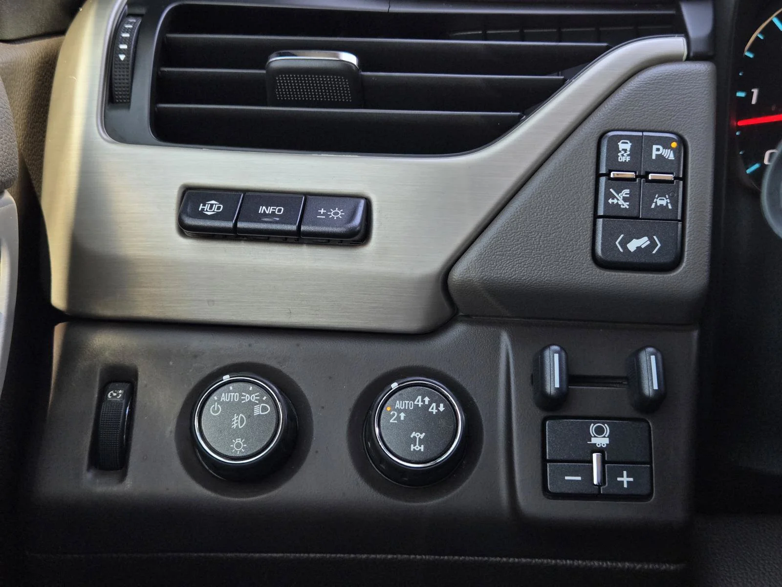 Used 2017 White Frost Tricoat GMC Denali image 22
