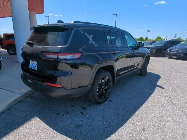 New 2026 Diamond Black Crystal Pearl-Coat Exterior Paint Jeep Limited image 37