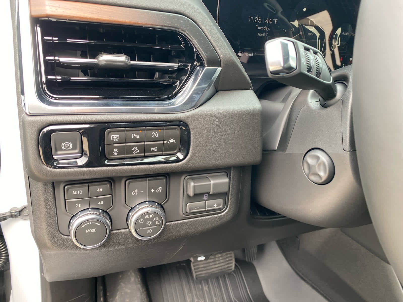 2026 GMC Yukon Denali - Photo 16