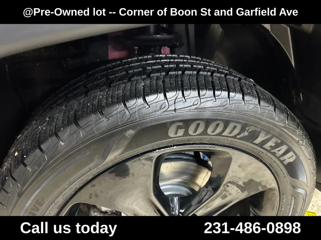 Used 2020 Red Jeep Latitude image 12