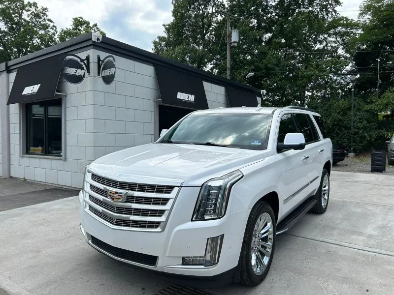 Used 2019 White Cadillac Sport Utility 4D image 1