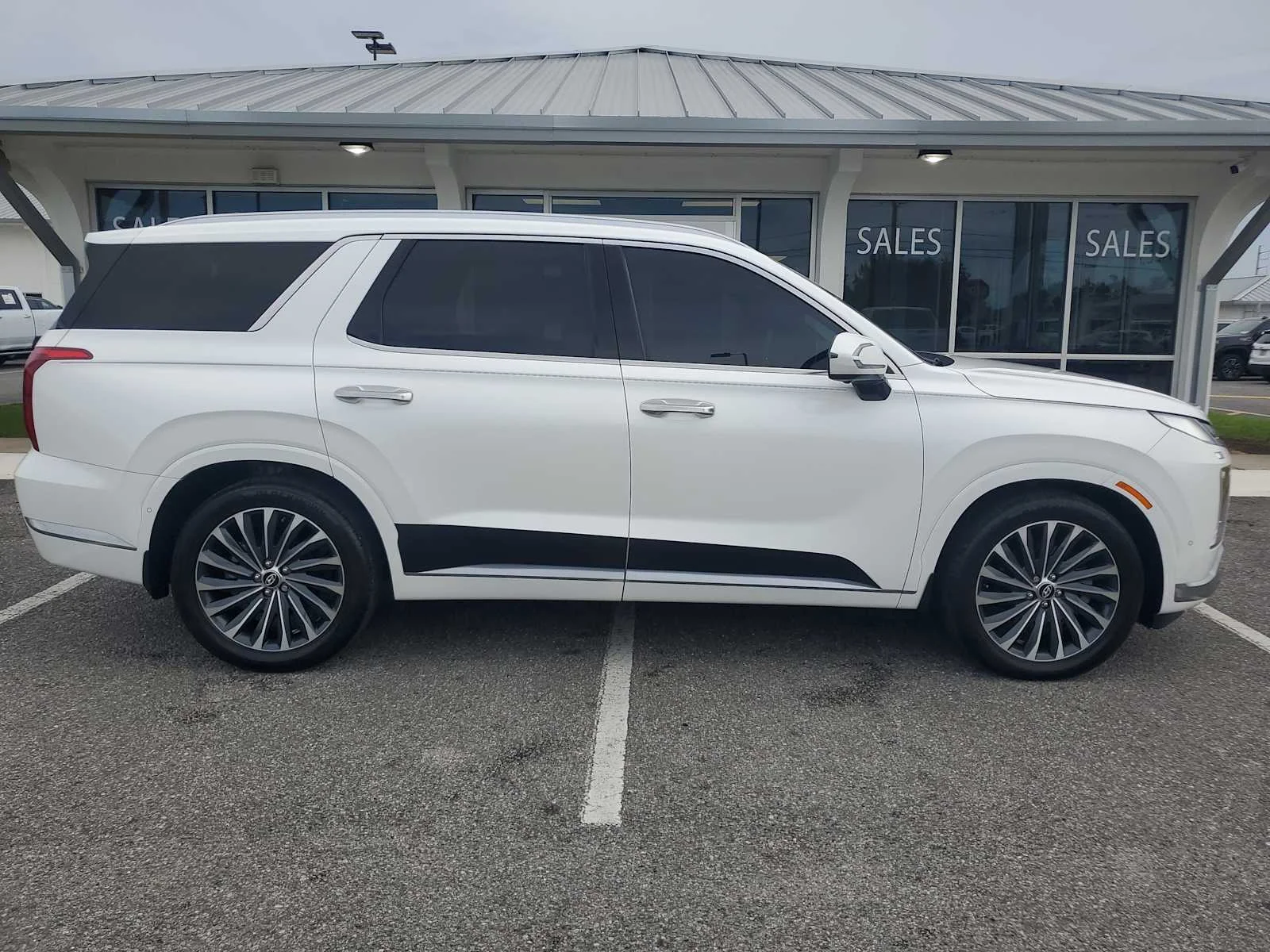 Used 2023 White Hyundai Calligraphy image 9