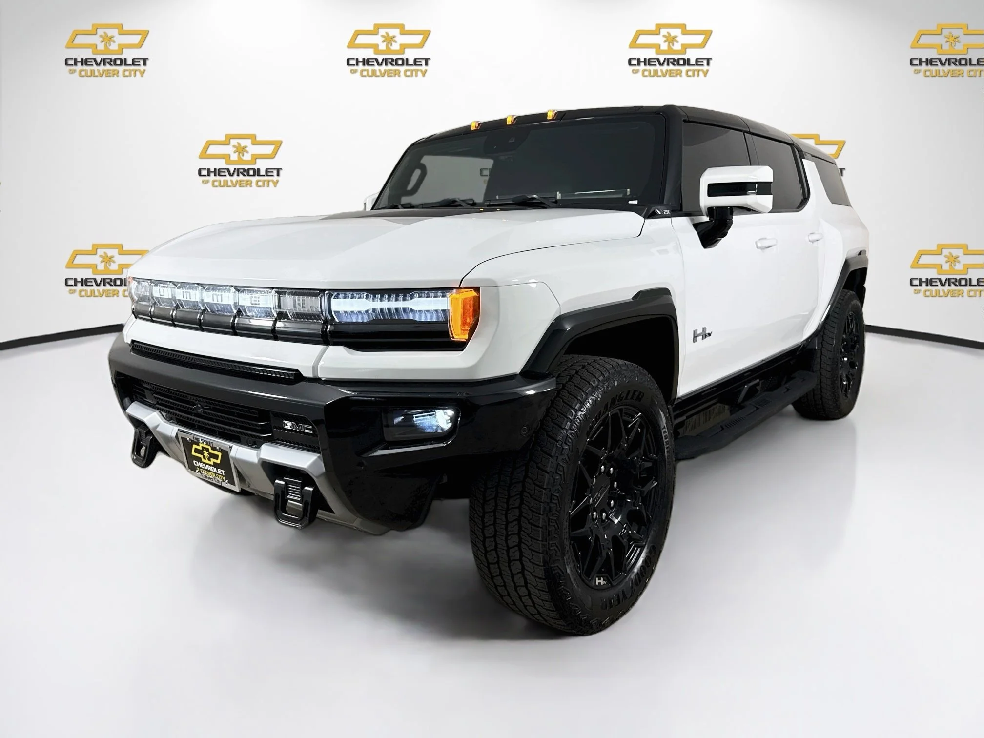 Used 2025 Interstellar White GMC 2X image 3