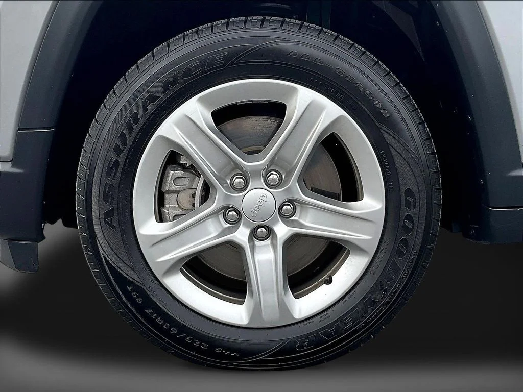 Used 2024 Silver Zynith Metallic Clearcoat Jeep Latitude image 34