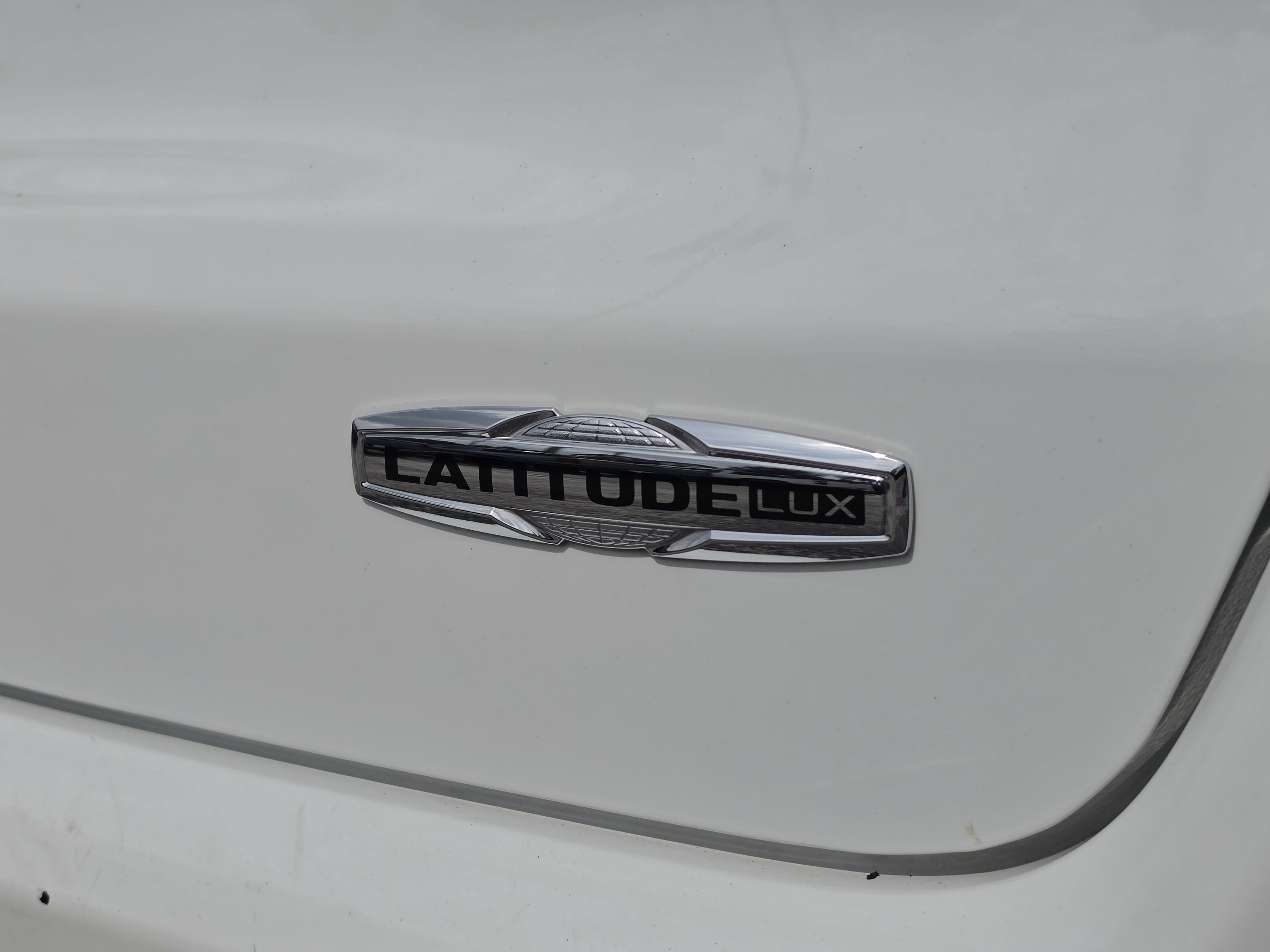 Used 2023 Bright White Clearcoat Jeep Latitude Lux image 16