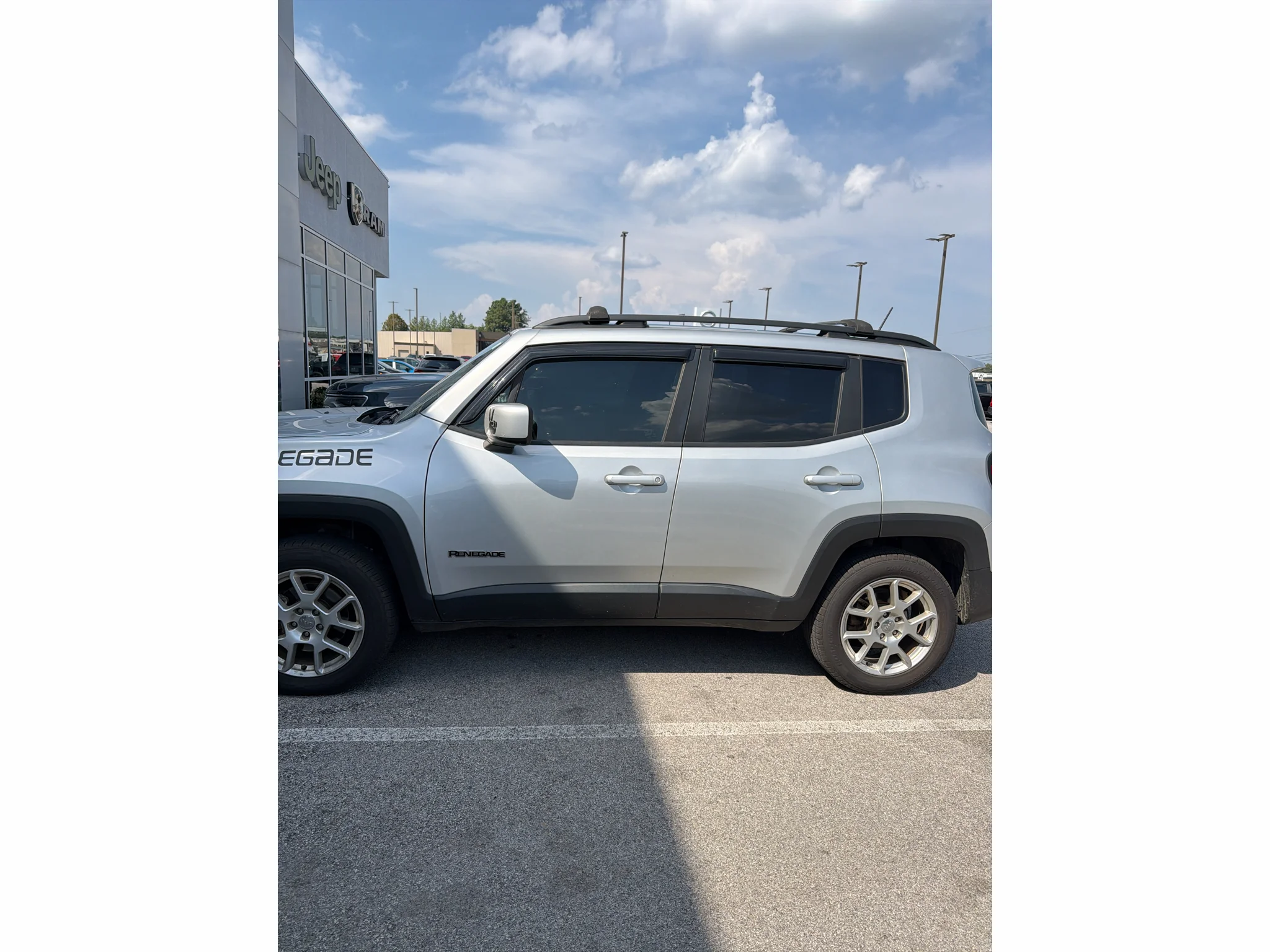 Used 2019 Glacier Metallic Clearcoat Jeep Latitude image 9