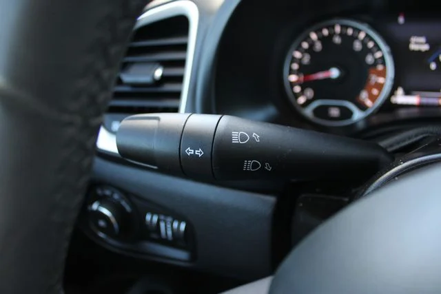 Used 2021 White Jeep Latitude image 4