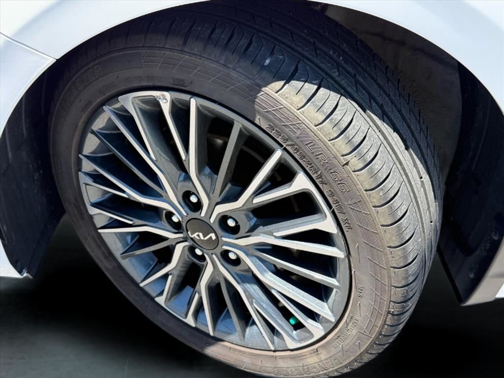 Used 2023 White Kia GT-Line image 15