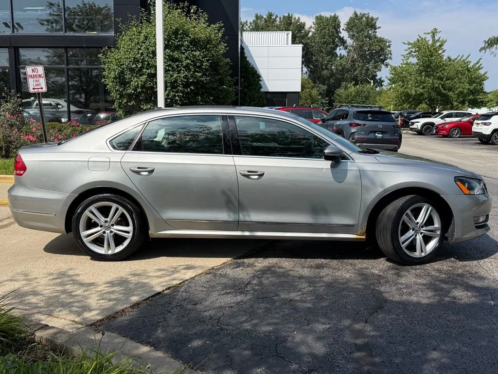 Used 2012 Gray Volkswagen V6 SEL Premium image 8
