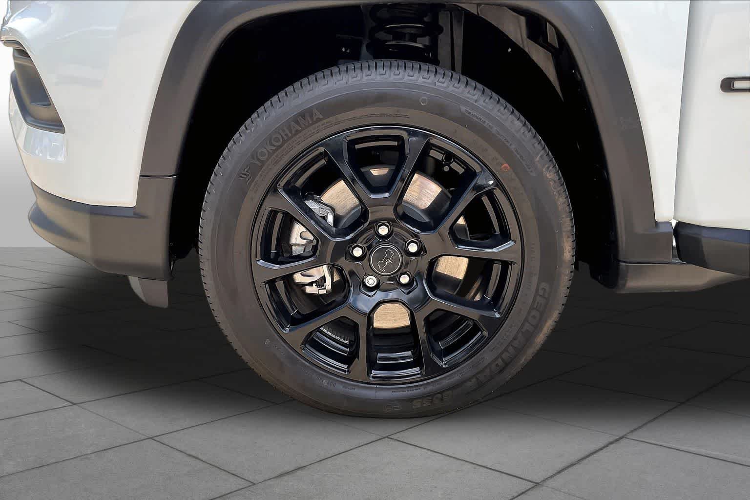 New 2026 Bright White Clearcoat Jeep Latitude image 11