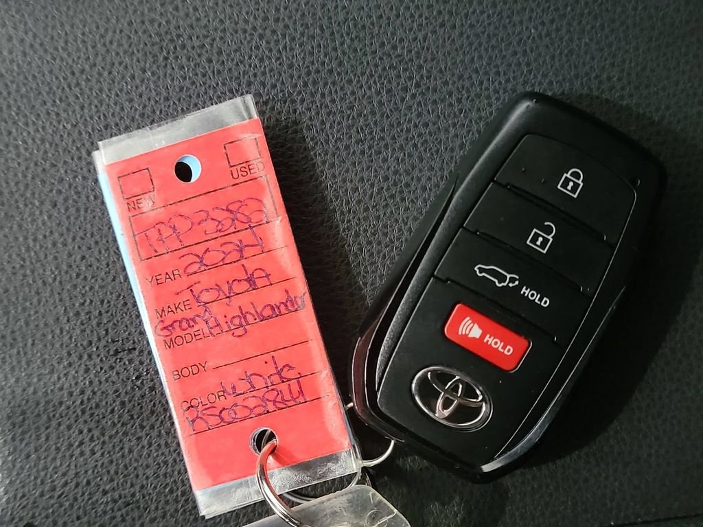 Used 2024  Toyota XLE image 18