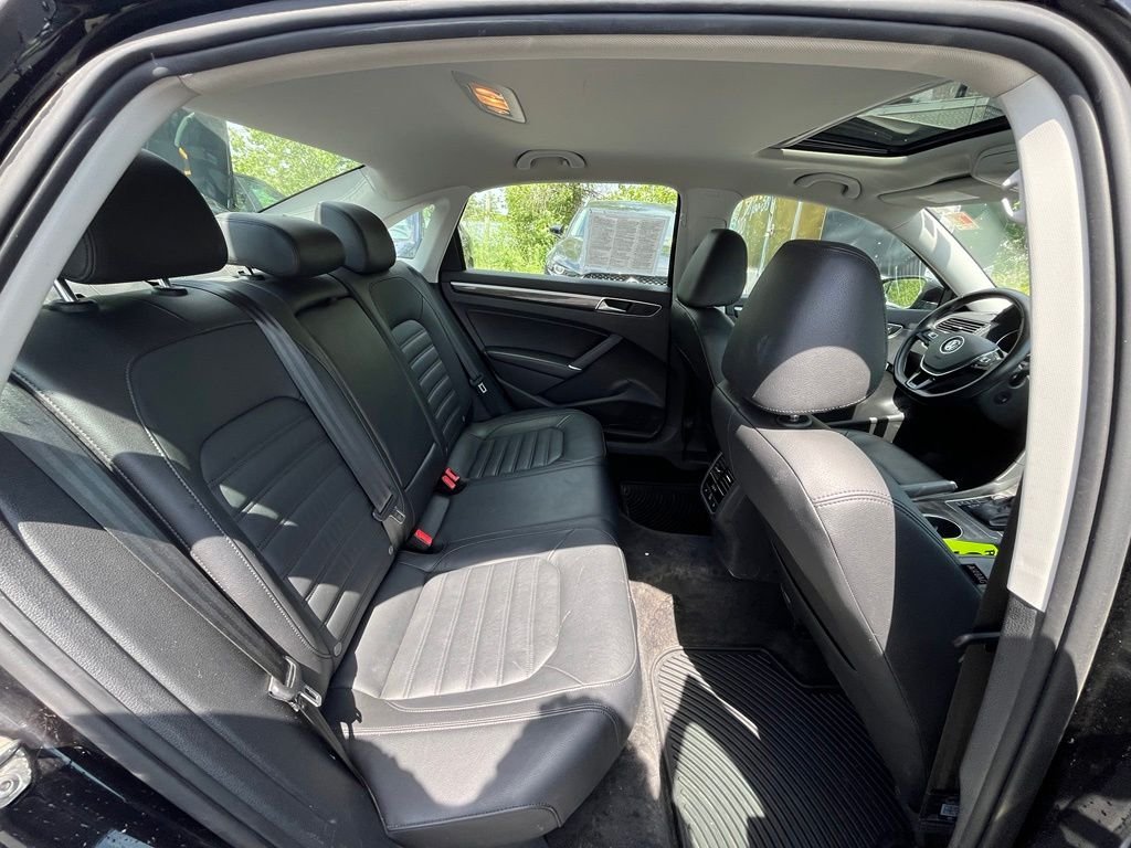 Used 2018 Black Volkswagen 2.0T SEL Premium image 26
