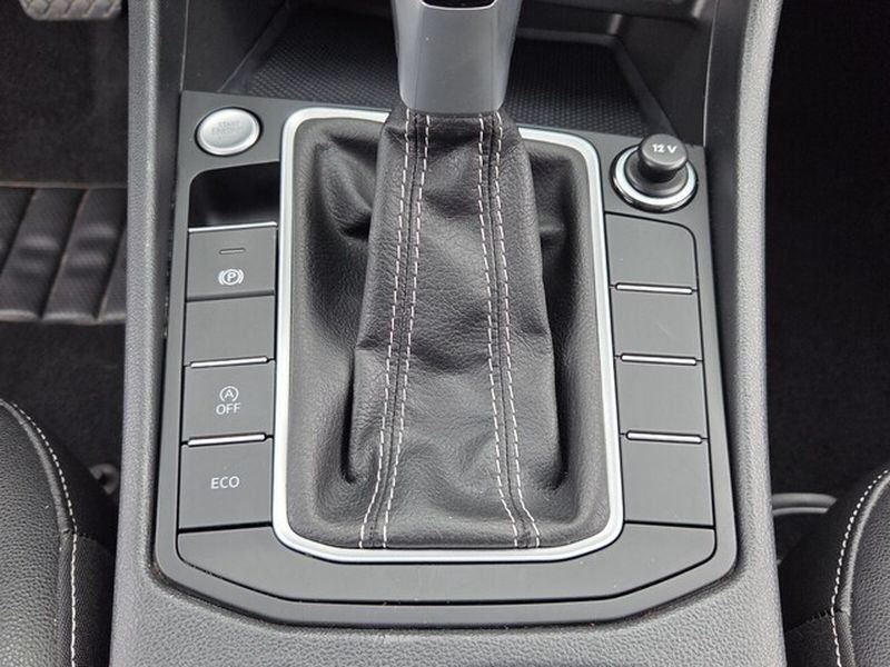 Used 2024 Platinum Gray Metallic Volkswagen SE image 18