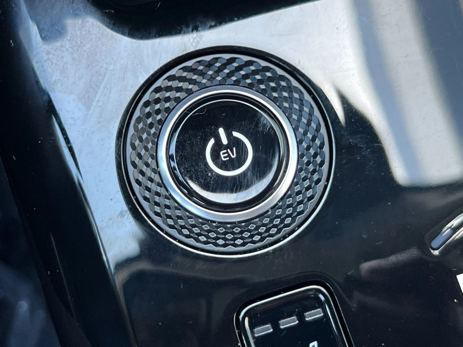 Certified Used 2023 White Kia Wave image 22