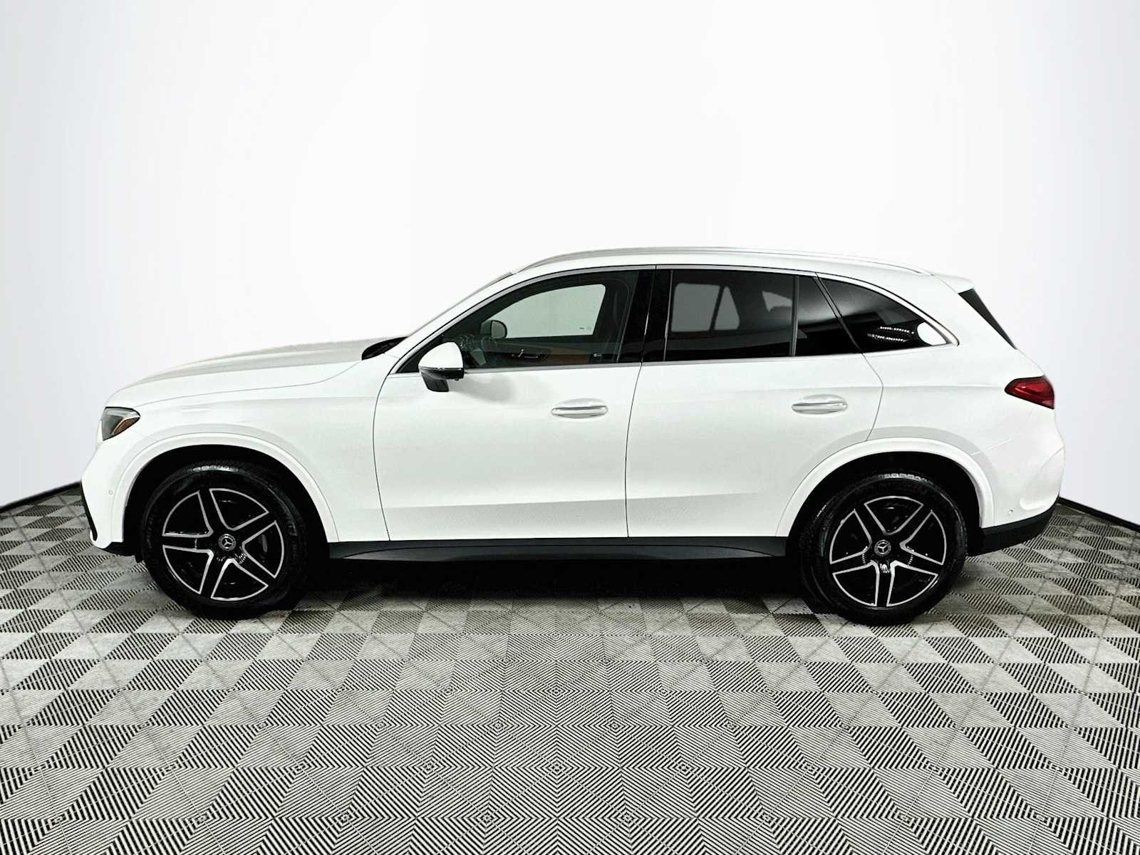 Used 2025 Polar White Mercedes-Benz GLC 300 image 4