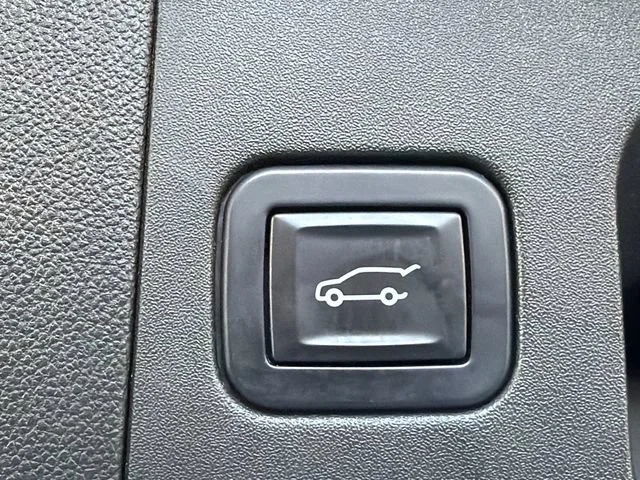 Used 2017 STELLAR BLACK METALLIC Cadillac FWD image 19