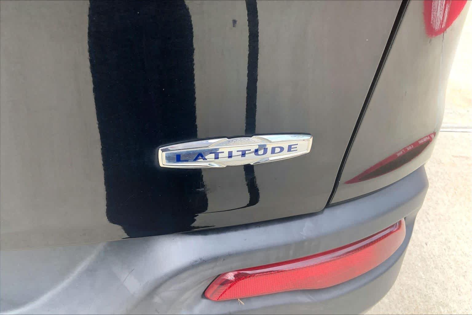 Used 2015 Brilliant Black Crystal Pearlcoat Jeep Latitude image 10