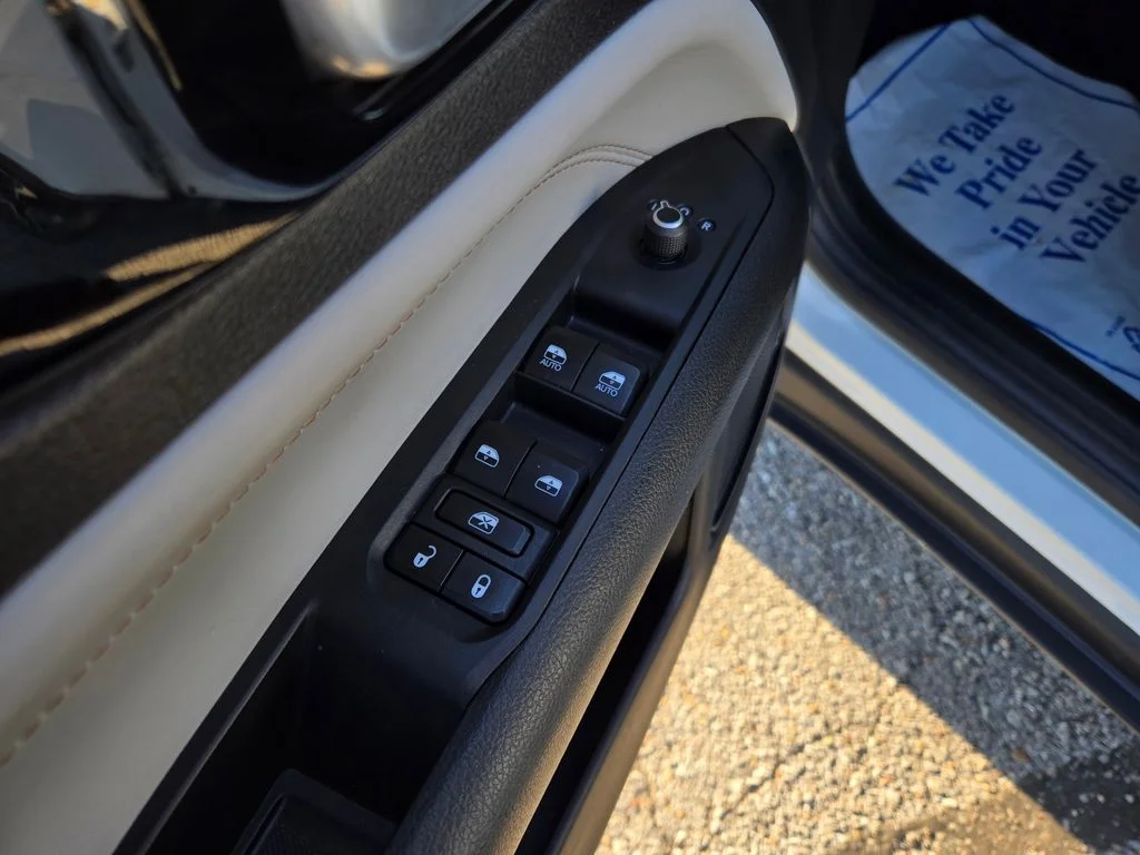 Used 2023 White Jeep Limited image 13