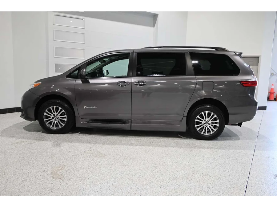 Used 2020 GRAY Toyota XLE Mobility Handicap Van image 9