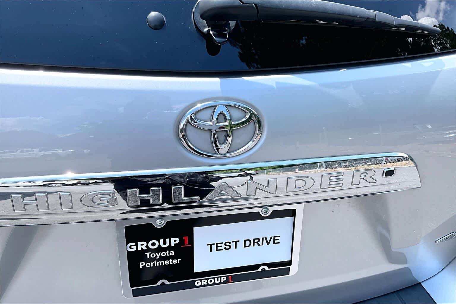 Used 2013 Classic Silver Metallic Toyota SE image 31