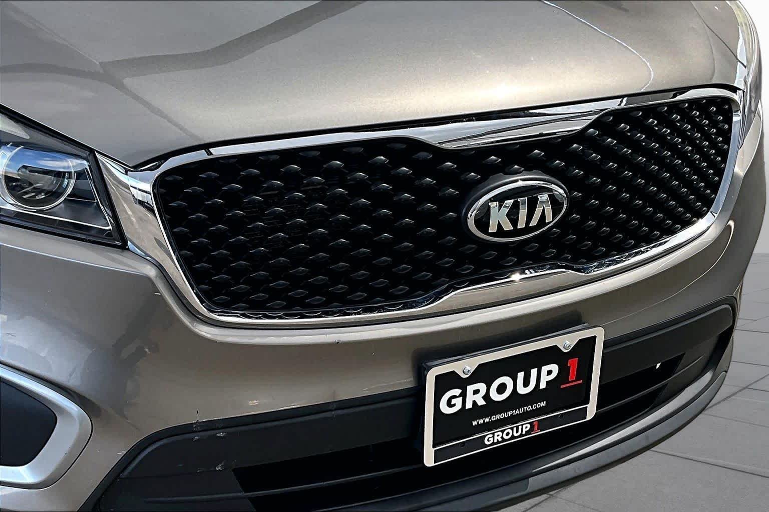 Used 2016 Titanium Silver Kia LX image 29