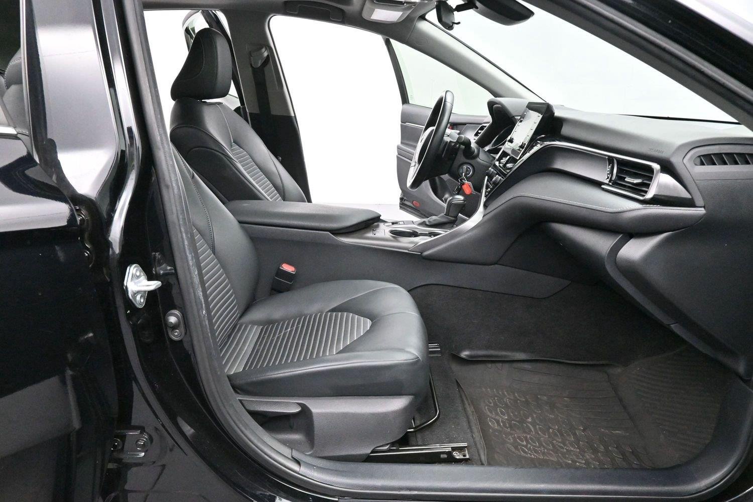 Used 2021 Midnight Black Metallic Toyota SE image 30