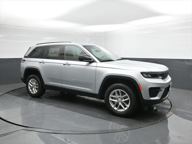 New 2026 Silver Zynith Exterior Paint Jeep Laredo image 17