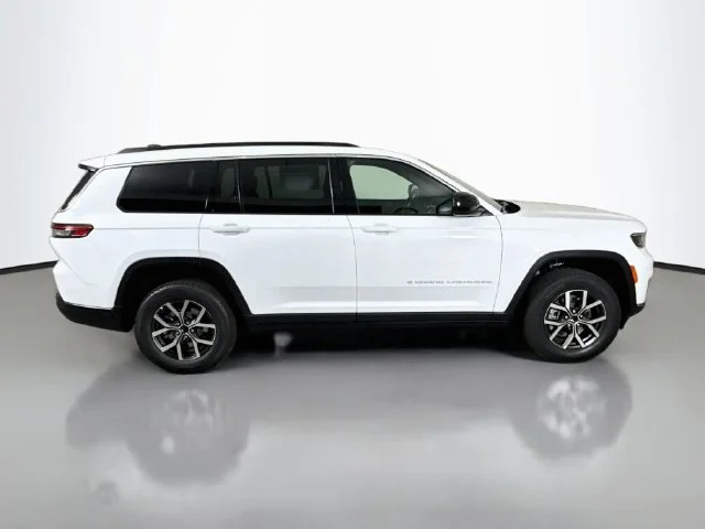 New 2027 White/off-white Jeep Laredo X image 8