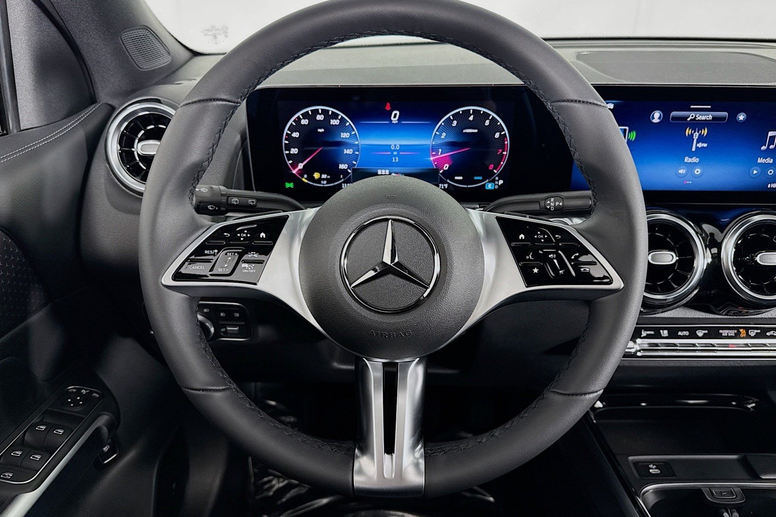 New 2026 Cirrus Silver Metallic Mercedes-Benz GLB 250 SUV image 18