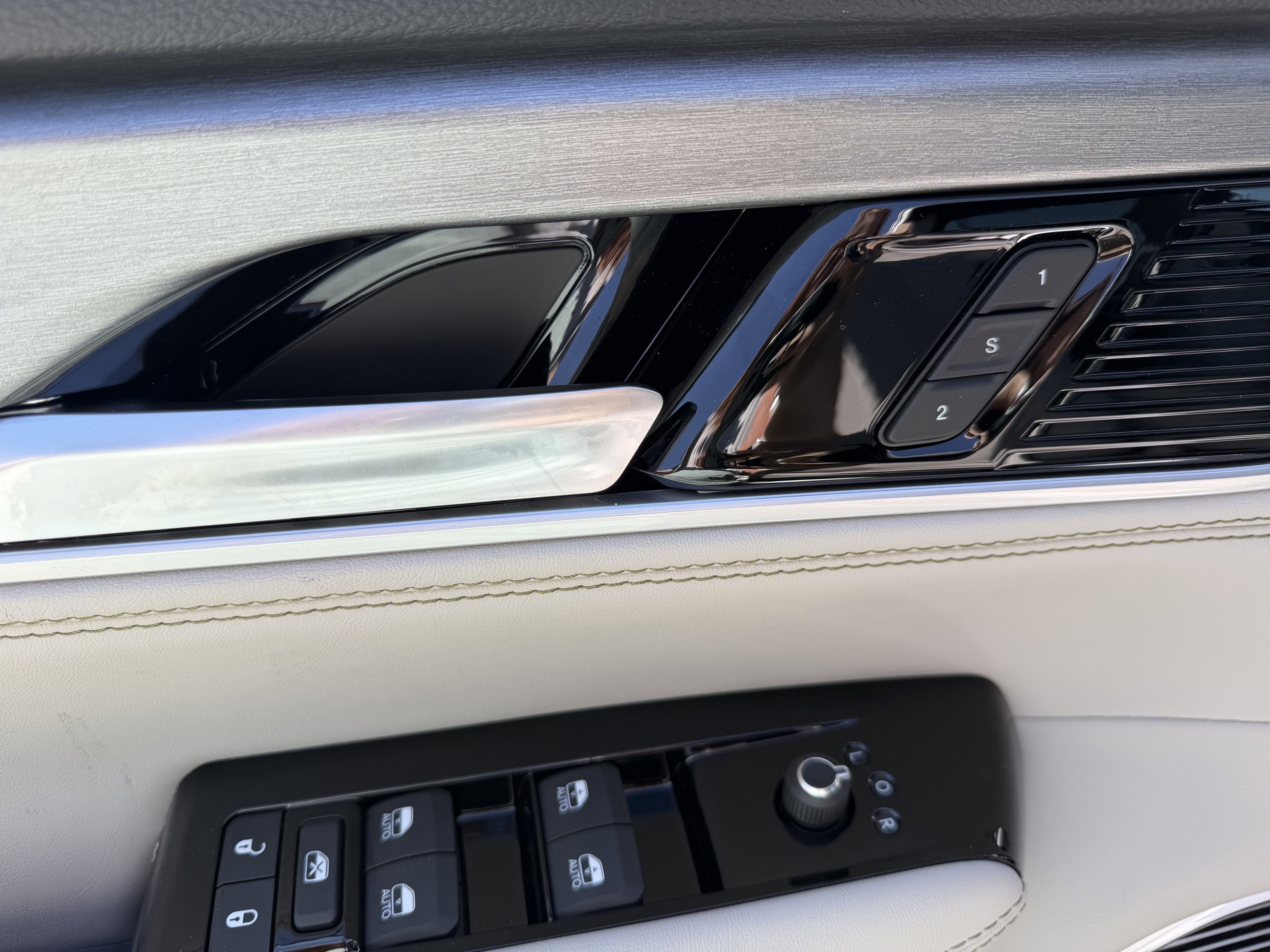 New 2026 Bright White Clear-Coat Exterior Paint Jeep  image 19