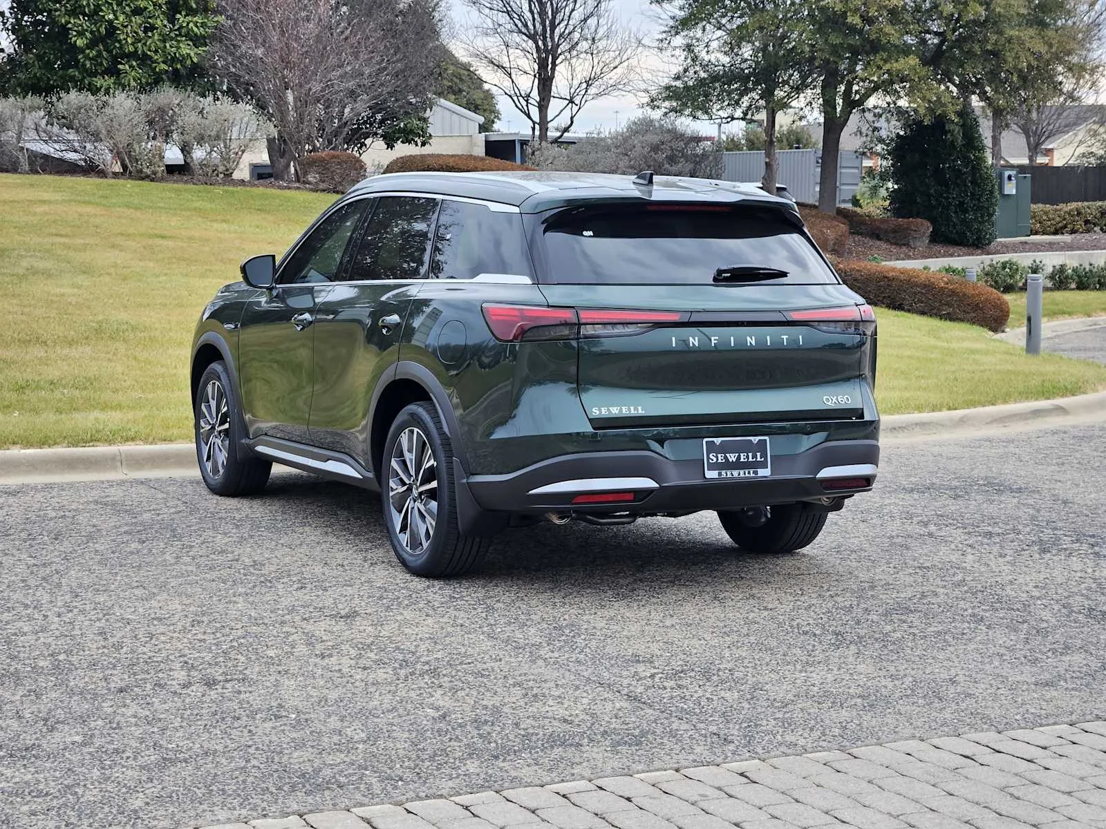 New 2026 DEEP EMERALD INFINITI Luxe FWD image 3