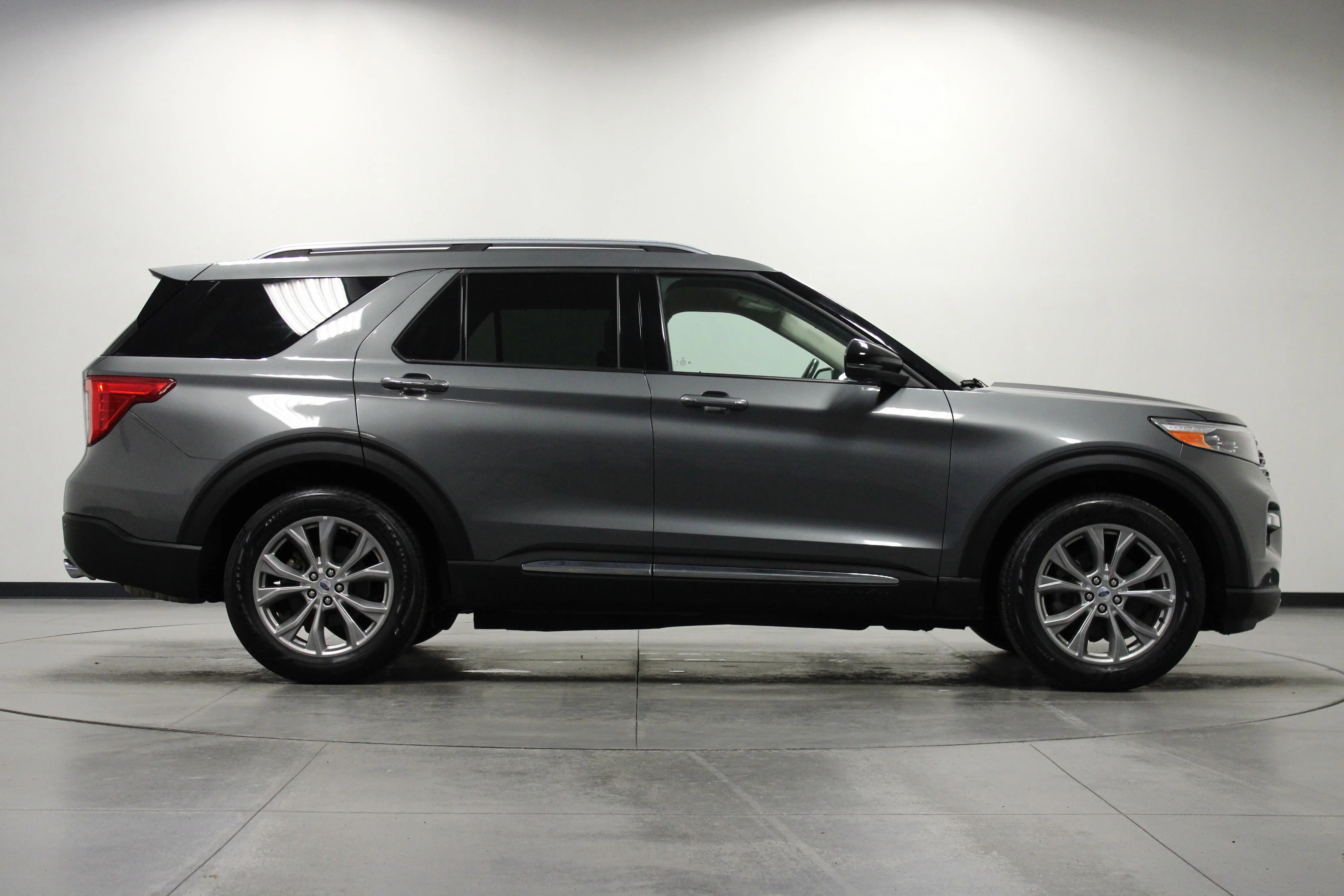 Used 2023 Gray Metallic Ford Limited image 3