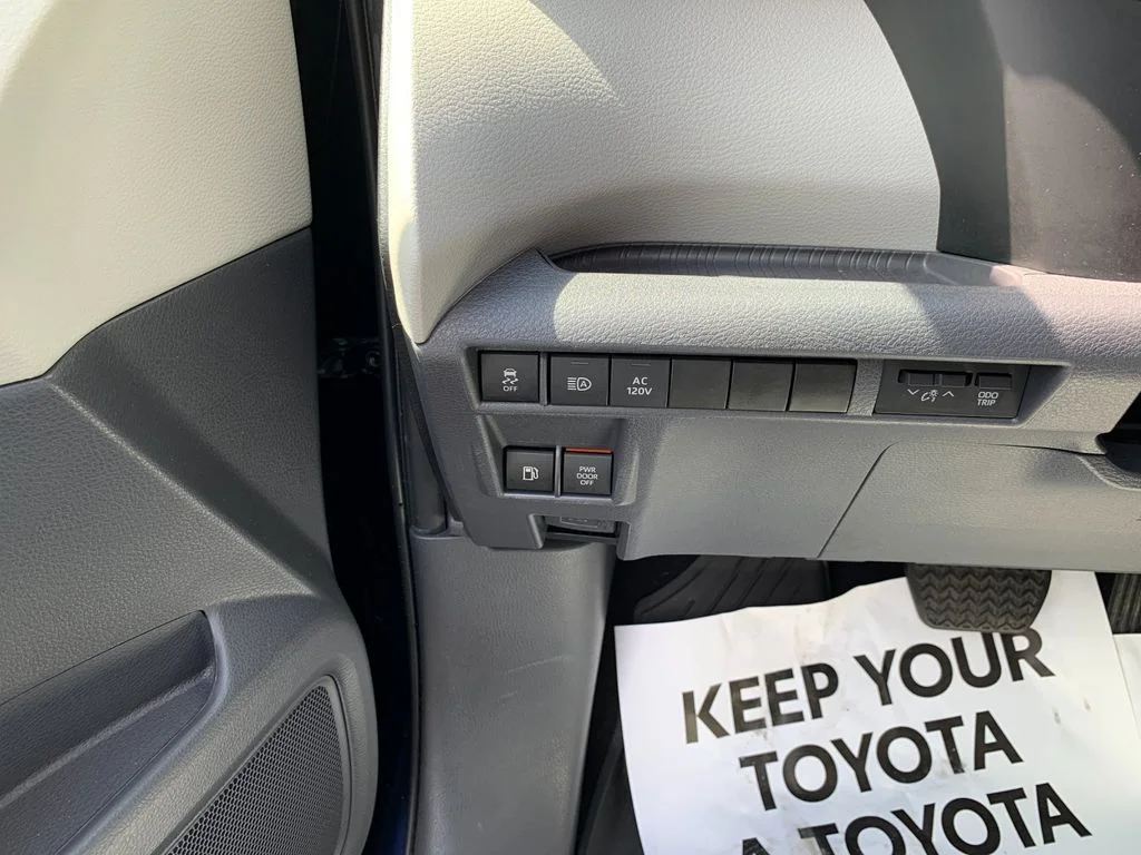 Used 2023  Toyota XLE image 32