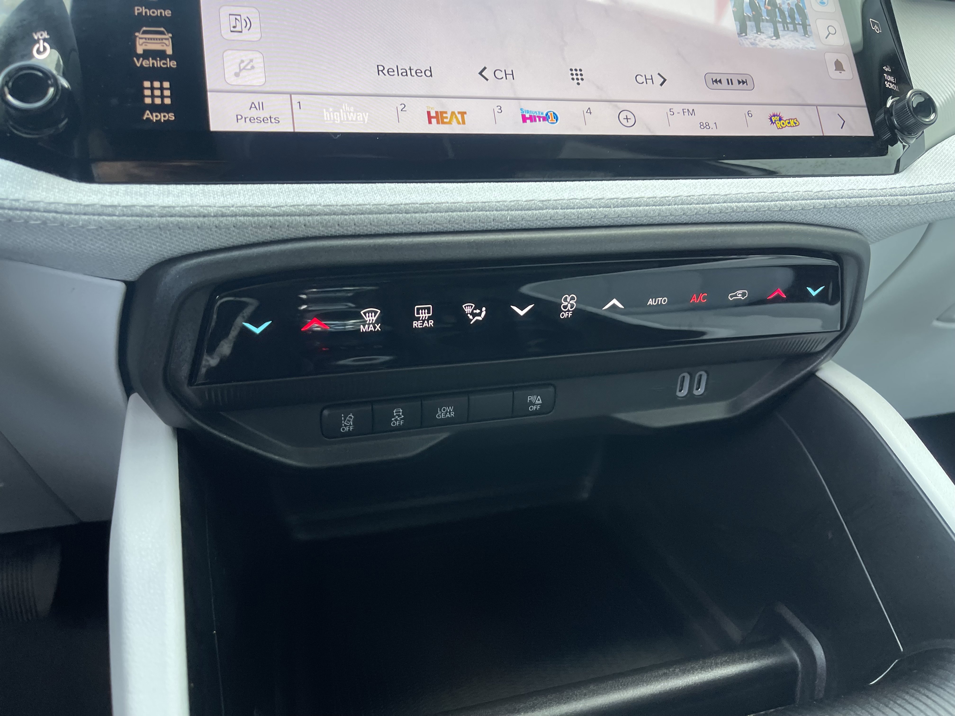 New 2026 Bright White Clear-Coat Exterior Paint Jeep Laredo image 29