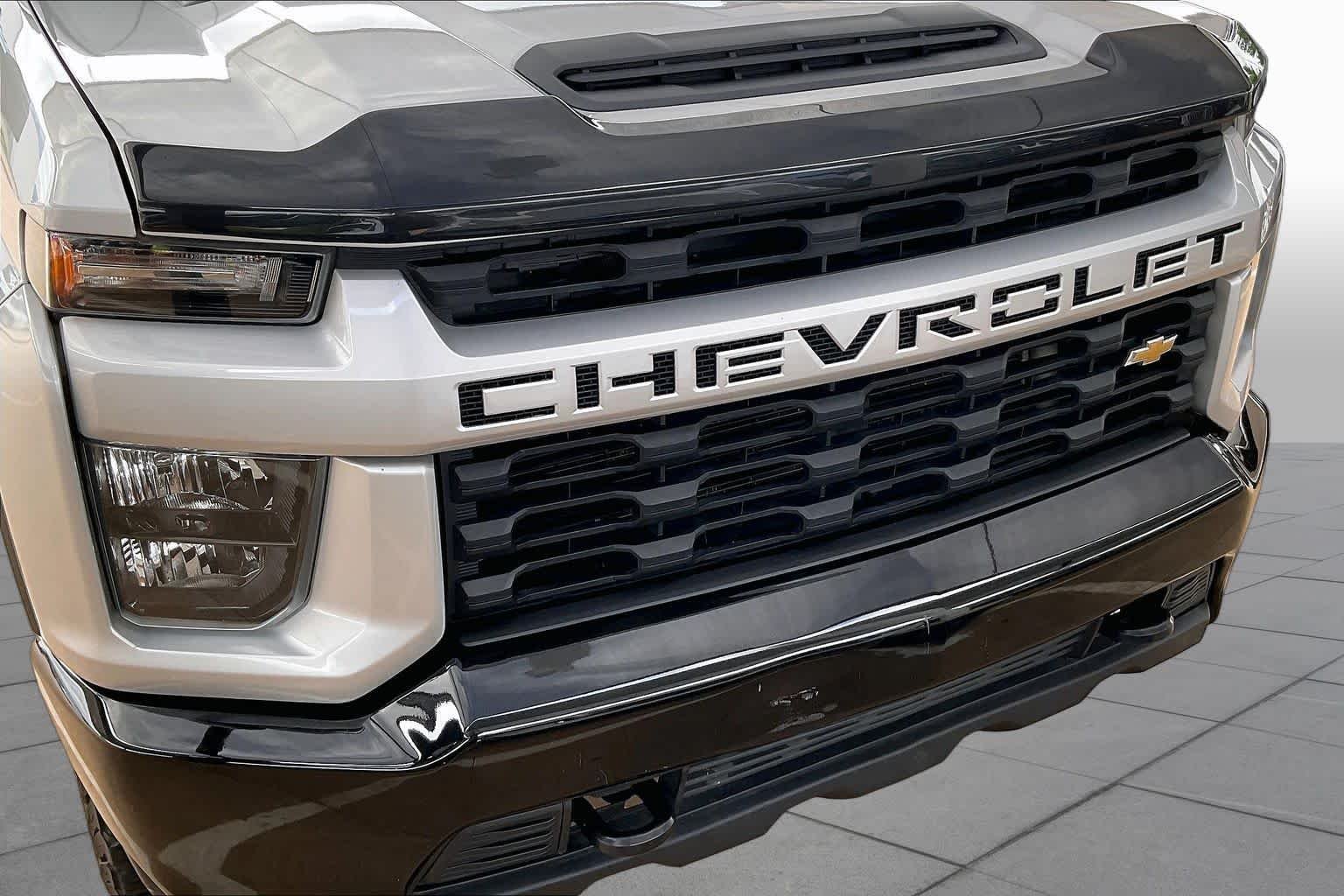 Used 2022 Silver Ice Metallic Chevrolet Custom image 28