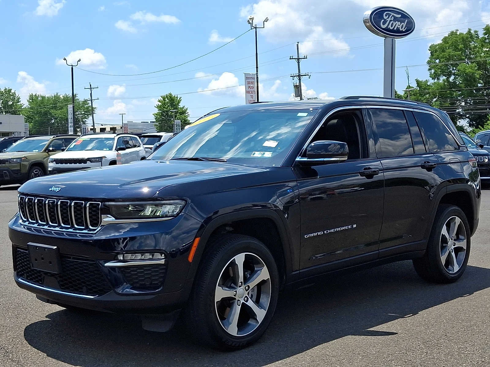 Used 2023 Midnight Sky Jeep  image 3