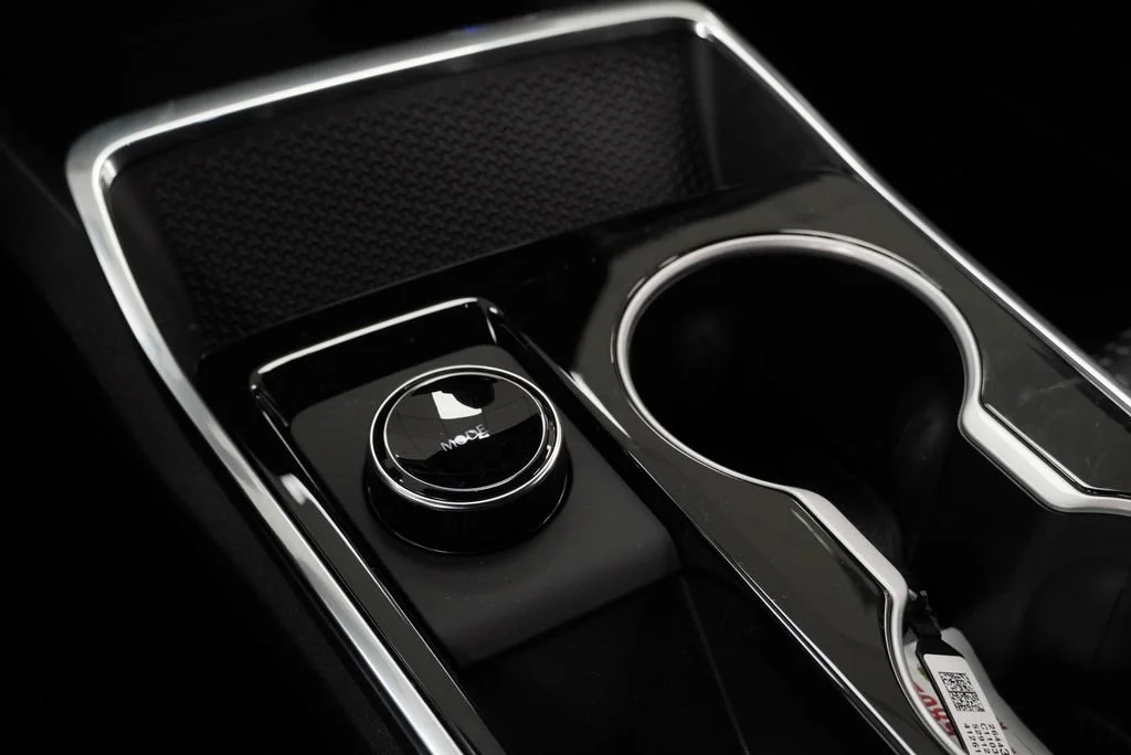 New 2027 Summit White Chevrolet LT image 19