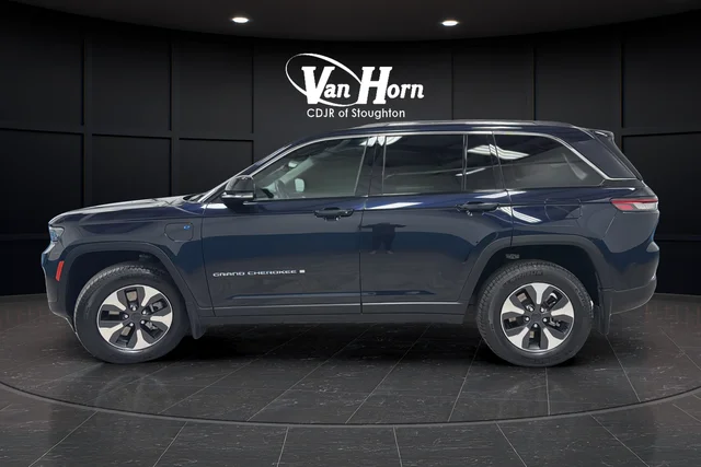 Used 2022 Midnight Sky Jeep 4xe image 4