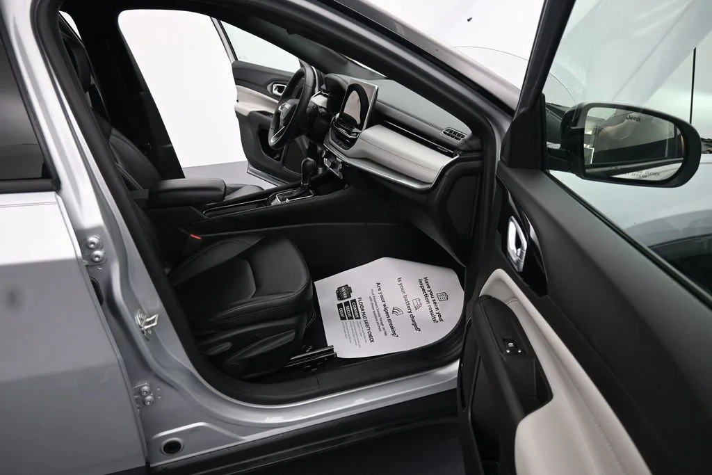 Used 2024 Silver Jeep Limited image 23
