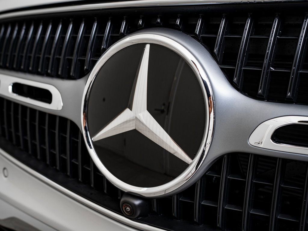 New 2026 MANUFAKTUR Moonlight White Metallic Mercedes-Benz GLC 300 image 3